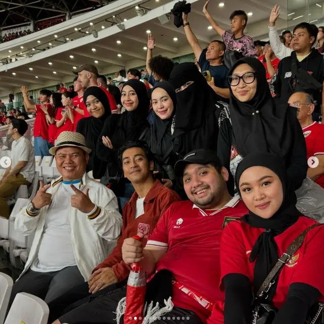 Potret 6 Artis Nonton Langsung Indonesia Vs Arab Saudi di GBK, Rizky Billar Nangis