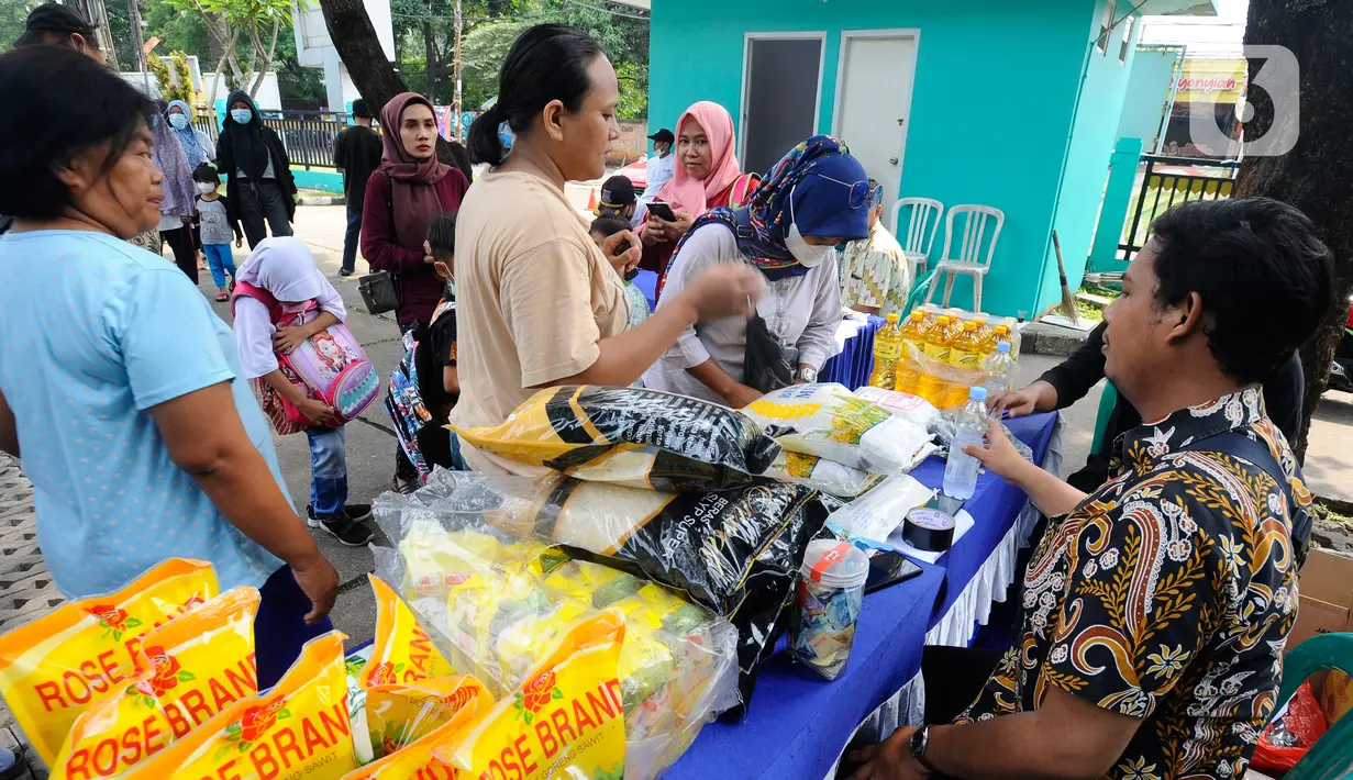 Warga membeli bahan kebutuhan pokok dengah harga di bawah harga eceran tertinggi (HET) saat kegiatan operasi pasar di Kantor Kelurahan Sawah, Tangerang Selatan, Banten, Kamis (29/9/2022). Dinas Perindustrian dan Perdagangan (Disperindag) Kota Tangerang Selatan menggelar operasi pasar di tujuh kecamatan dalam rangka penanganan inflasi sebagai dampak kenaikan harga bahan bakar minyak (BBM). (merdeka.com/Arie Basuki)