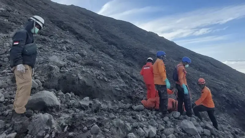 Evakuasi korban erupsi Gunung Marapi