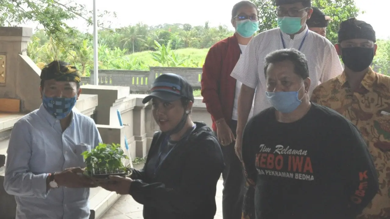 Bupati Eka Bagikan Beras CPP dan Bibit Cabai Kepada Masyarakat Tabanan