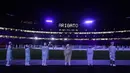 Para penampil melambai saat para atlet meninggalkan lapangan setelah upacara penutupan Olimpiade Musim Panas 2020, Minggu, 8 Agustus 2021, di Tokyo, Jepang. (AP/Jae C.Hong)