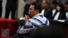 Terdakwa Basuki Tjahaja Purnama atau Ahok setelah mendengarkan pembacaan putusan sidang oleh Majelis Hakim di Kementan, Jakarta, Selasa (9/5). Pada sidang vonis, majelis hakim memvonis Ahok pidana penjara dua tahun. (Liputan6.com/RAMDANI/Pool)