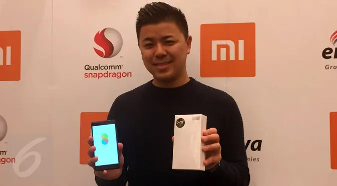 Donovan Sung, Director of Product Management and Marketing, Xiaomi Global perlihatkan smartphone teranyarnya. (Liputan6.com/Jeko Iqbal Reza)