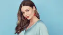 Anggunnya Miranda Kerr memakai gaun yang berwarna sama dengannya latar belakang. Sepuluh bulan setelah kelahiran anak kedua, ia mengumumkan kehamilan anak ketiga. (Liputan6.com/IG/@mirandakerr)