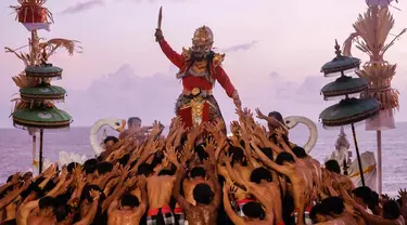 Para penari tampil di teater tari Kecak “Titi Situbanda” di Pantai Melasti, dekat Ungasan, Bali, Indonesia, 28 Desember 2023. Kecak merupakan drama tari Bali yang menyajikan kisah pewayangan Hindu, khususnya kisah Ramayana. (David GANNON/AFP)