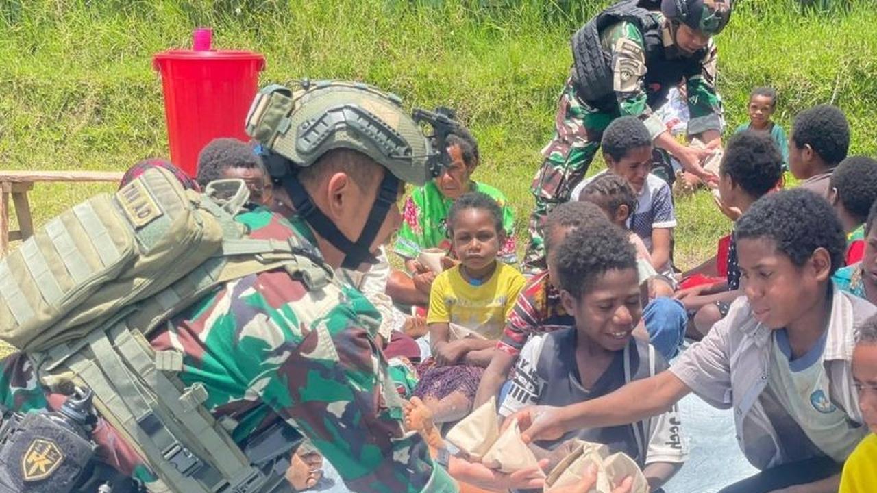 Satgas Yonif 511/DY Gelar Makan Bersama ke-15, Eratkan Kemanunggalan TNI-Rakyat di Lanny Jaya