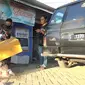 Warga membuang daging ayam program Bantuan Pangan Non Tunai di Tuban ditemukan busuk dan tak layak konsumsi. (Liputan6.com/ Ahmad Adirin)