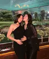 Jessica Mila diketahui tengah menantikan kelahiran anak pertamanya. Dalam beberapa penampilan terbarunya, Jessica Mila tampak penuh gaya nan memesona dengan baby bump yang semakin terlihat. Salah satunya adalah foto ini yang dibagikan oleh Febby Rastanty. Keduanya tampil elegan dalam balutan outfit serba hitam. Jessica Mila tampak mengenakan dress dengan bahu asimetris, menampilkan baby bumpnya yang telah semakin membesar. [Foto: Instagram/febbyrastanty]
