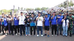 Para petinggi dari Yamaha Indonesia Motor Manufacturing bersama para peserta yang bertanding di Yamaha Cup Race Seri 1 yang bertempat di Sirkuit Puncak Mario, Kabupaten Sidrap, Sulawesi Selatan. (Bola.com/Abdul Aziz)