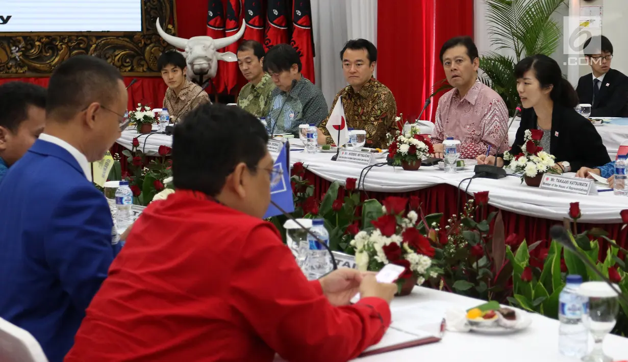 Utusan PM Jepang Shinzo Abe berbicara dalam pertemuan dengan partai politik (parpol) pendukung pemerintahan Jokowi - JK di Kantor DPP PDIP, Jakarta, Kamis (18/1). Pertemuan membahas kerja sama kedua negara. (Liputan6.com/Angga Yuniar)