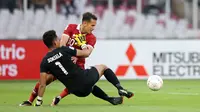 Pemain Timnas Indonesia,&nbsp;Egy Maulana Vikri berusaha mengecoh penjaga&nbsp;gawang Kamboja, Keo Soksela dalam laga Grup A Piala AFF 2022 antara Timnas Indonesia melawan Timnas Kamboja yang berlangsung di Stadion Utama Gelora Bung Karno (SUGBK), Jumat (23/12/2022). (Bola.com/Bagaskara Lazuardi)