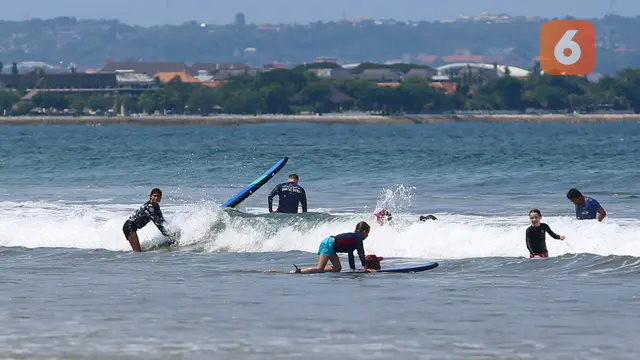 Foto: Melihat Wisatawan Asing Berlatih Surfing di Pantai Seminyak Bali