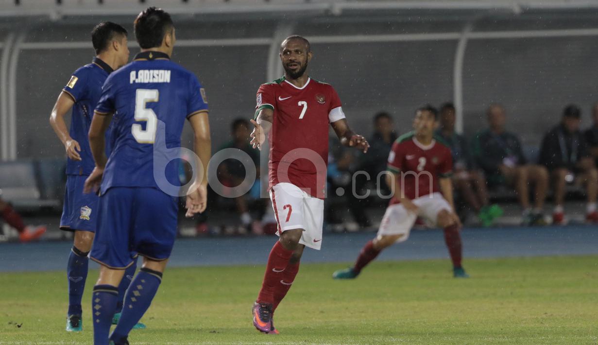 Kepemimpinan Boaz Solossa di lapangan sangat diharapkan mampu membawa Timnas Indonesia mengatasi tuan rumah Filipina dan Singapura. (Bola.com/Nicklas Hanoatubun)