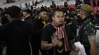 Suporter Malaysia dievakuasi karena serangan dari suporter Timnas Indonesia saat laga Kualifikasi Piala Dunia 2022 di SUGBK, Jakarta, Kamis (5/9). (Bola.com/Vitalis Yogi Trisna)
