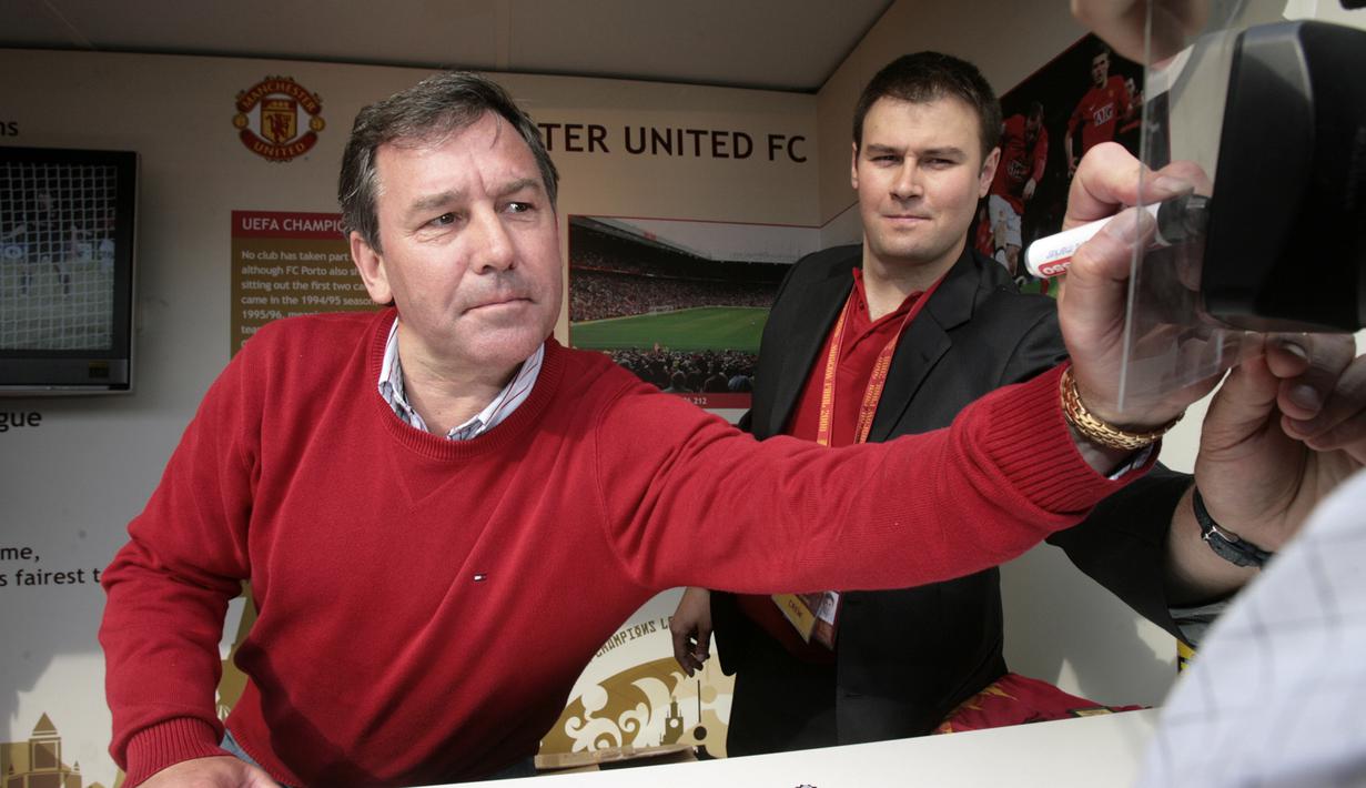 6. Bryan Robson - Gelandang dengan julukan Captain Marvel ini menjadi pemain nomor tujuh pertama yang jadi andalan dari Sir Alex. Mencatatkan 450 penampilan dengan 99 gol bersama Setan Merah sebelum akhirnya hijrah ke Middlesborough.