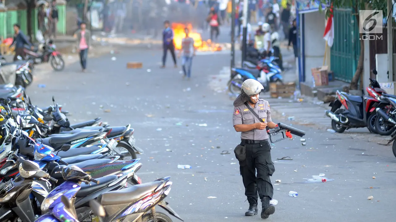 Tengah Bertugas Mengamankan, Polisi Tetap Sempatkan Salat Maghrib