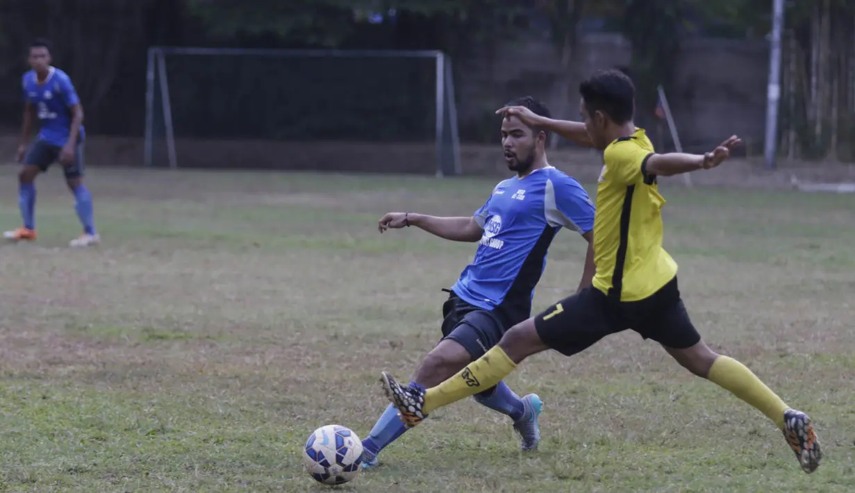 Pemain PBR, Riyandi Angki berebut bola dengan pemain Villa 2000 pada laga persahabatan jelang Piala Jenderal Sudirman di Lapangan ISCI, Jakarta, Kamis (5/10/2015). PBR berhasil menang 2-0. (Bola.com/Vitalis Yogi Trisna)