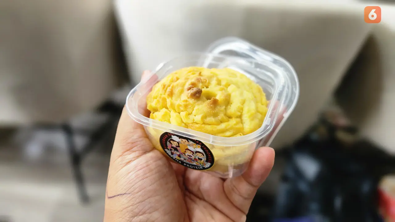 Penampakan Kue Sus yang Terbuat dari Susu Ikan. Menurut yang Sudah Mencobanya, Olahan Kue seperti Ini Jauh Lebih Enak dan Tidak Amis Ketimbang Dikonsumsi dalam Bentuk Minuman (Foto: Ade Nasihudin Al Ansori/Liputan6.com)