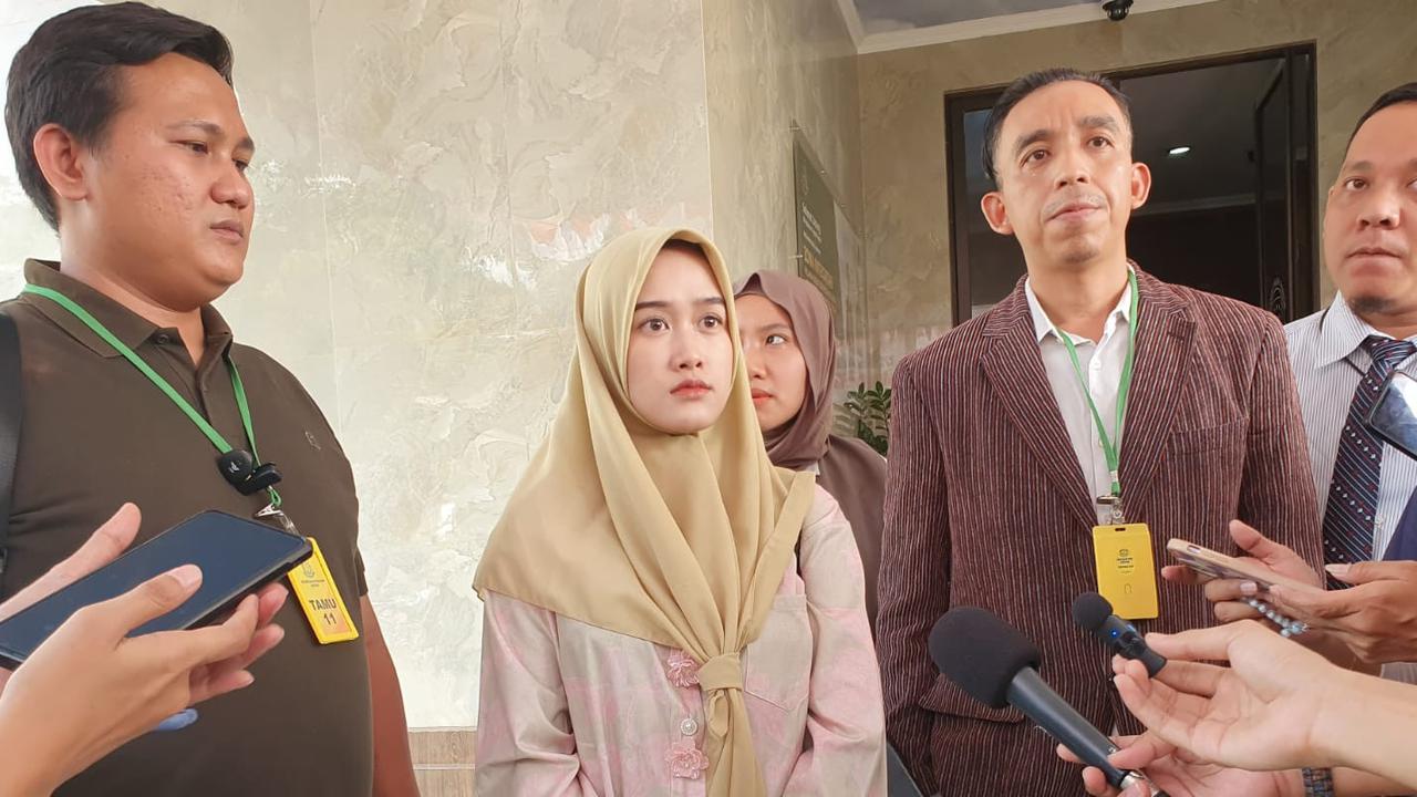 Penuh Emosi, Begini Momen Perdana Orangtua Balita Korban Penganiayaan Daycare Wensen Depok di Meja Hijau