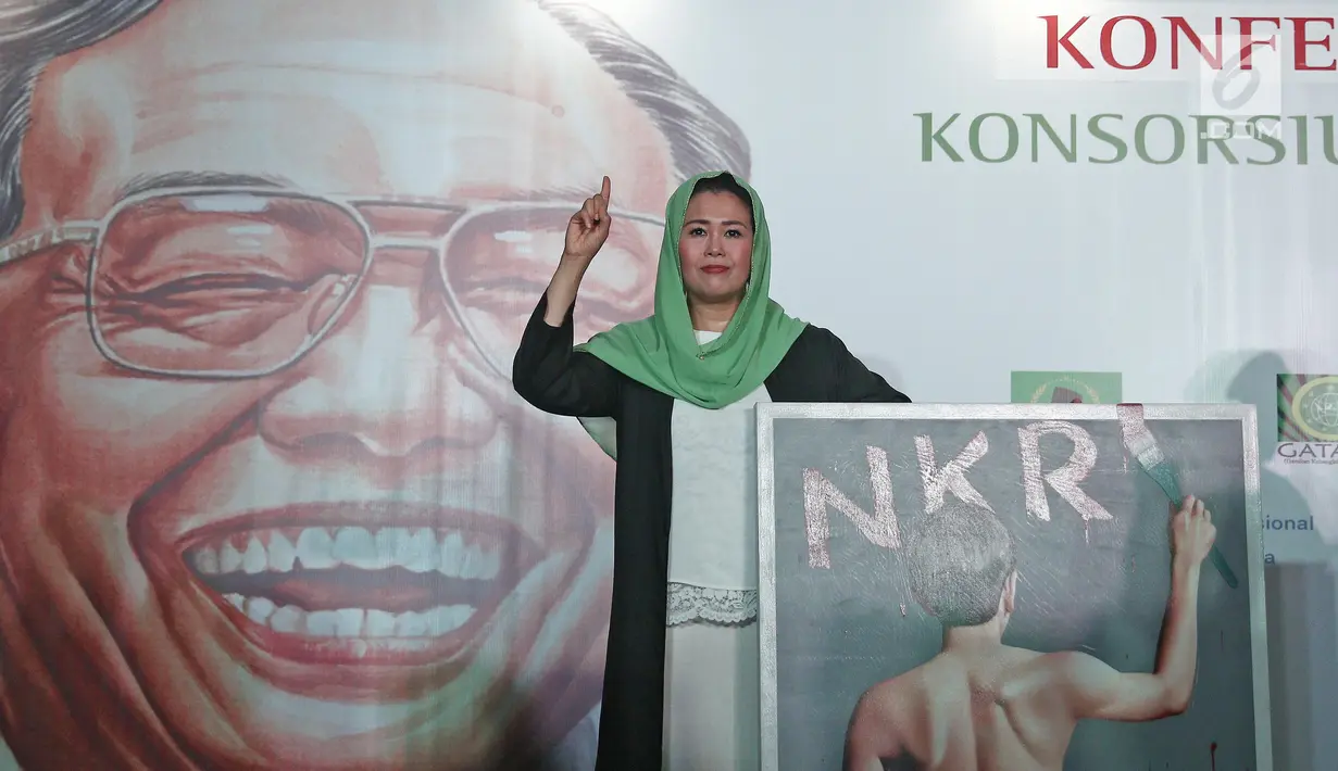 Putri Gus Dur, Yenny Wahid mengacungkan jari telunjuk usai konferensi pers Konsorsium Kader Gus Dur di Jakarta, Rabu (26/9). Konsorsium Kader Gus Dur resmi mendukung Jokowi-Ma'ruf Amin di Pilpres 2019. (Liputan6.com/Herman Zakharia)