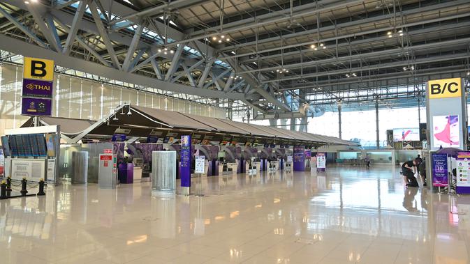 Pandangan umum ruang keberangkatan yang hampir kosong karena jumlah pengunjung menurun drastis di Bandara Suvarnabhumi di Bangkok, Rabu (11/3/2020). Di Thailand sendiri lebih dari 50 orang terinfeksi virus corona COVID-19 yang telah menggemparkan seluruh dunia. (Mladen ANTONOV/AFP)