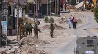 Mereka mendesak warga Palestina untuk mengungsi dari tempat tinggal mereka di kamp pengungsi Tulkarem di Tepi Barat yang diduduki. (Jaafar ASHTIYEH/AFP)