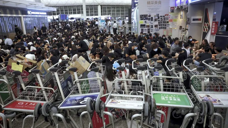 Demonstrasi di Bandara Internasional Hong Kong. (AP)