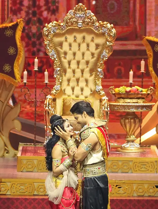 Ramuan perjuangan cinta, antara benci dan setia. Dan perjuangan kesatria, antara kuasa dan tahta. dalam drama musikal Chandra Nandini berpadu dengan dialog romantis ala Dilan dan Milea menjadi satu racikan cantik. (Bambang E.Ros/Bintang.com)