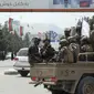 Pasukan khusus Taliban tiba di dalam Bandara Internasional Hamid Karzai setelah penarikan militer AS, di Kabul, Afghanistan, Selasa (31/8/2021).  Taliban menguasai penuh bandara internasional Kabul pada Selasa, setelah pesawat AS meninggalkannya landasan pacu. (AP Photo/Khwaja Tawfiq Sediqi)