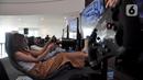 Pengunjung saat bermain simulator Formula E di Gaming Arena GulaVit Jakarta E-Prix 2023 di Jakarta International E-Prix Circuit (JIEC), Ancol, Jakarta Utara, Minggu (4/6/2023). (merdeka.com/Iqbal S. Nugroho)