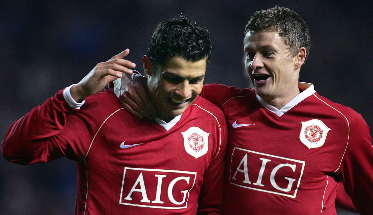 Cristiano Ronaldo memberikan kejuatan besar pada musim ini dengan kembali ke mantan klubnya, Manchester United. Selain itu, CR7 juga bermain di bawah rekan setimnya dahulu, Ole Gunnar Solskjaer. Sayang, banyaknya hasil buruk Solskjaer memaksanya didepak dari kursi kepelatihan MU. (AFP/Paul Ellis)