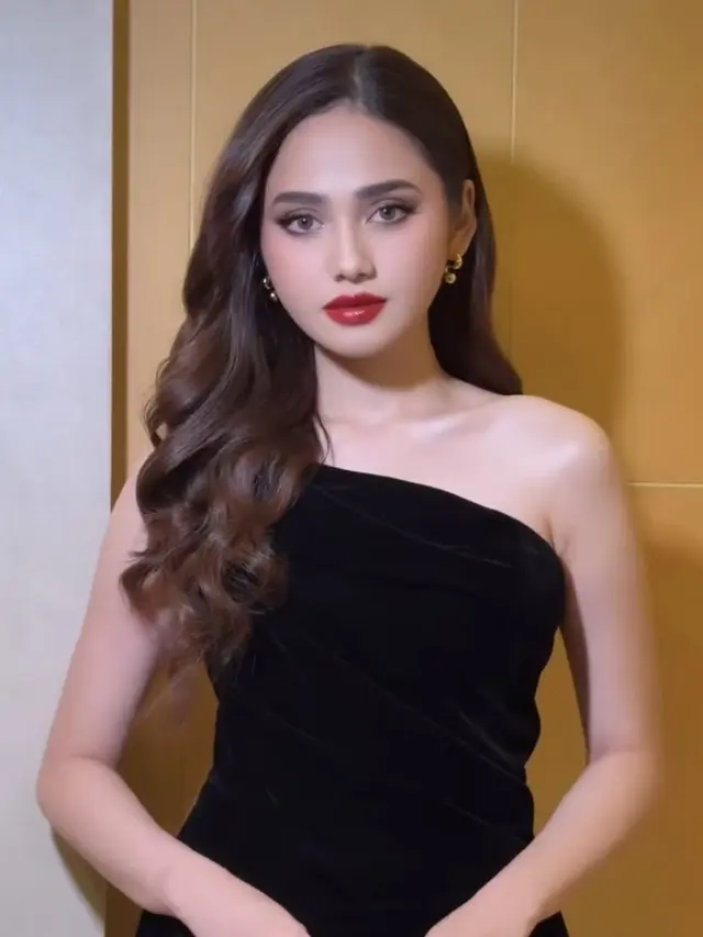 Gaya Glamor Syifa Hadju saat Kondangan yang memesona. [@vinkihanafi]