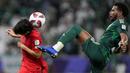 Bek Timnas Arab Saudi, Ali Al Bulayhi (kanan) berebut bola dengan gelandang Korea Selatan, Lee Kang-in pada laga babak 16 besar Piala Asia 2023 di Education City Stadium, Al Rayyan, Qatar, Rabu (31/1/2024) dini hari WIB. (AP Photo/Thanassis Stavrakis)