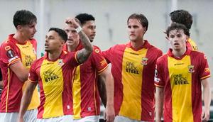 Pemain Go Ahead Eagles, Dean James, merayakan kemenangan atas Panathinaikos pada laga Liga Europa di Stadion Olimpiade Athena, Jumat (3/10/2025) dini hari WIB. (AP Photo/Thanassis Stavrakis)