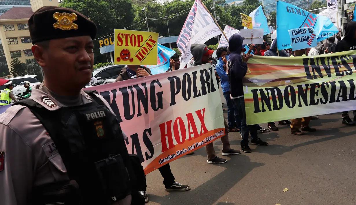 Petugas berjaga saat massa dari GEMA HOAX menggelar aksi di depan Mabes Polri, Jakarta, Rabu (17/10). Mereka menuntut dan mendesak Kapolri mengusut tuntas pelaku penyebar hoax investigasi Indonesialeaks dan Stop Hoax. (Liputan6.com/Johan Tallo)