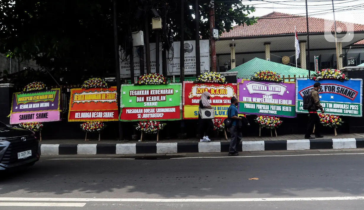 Depan pintu gerbang PN Jakarta Selatan dipenuhi berbagai karangan bunga untuk tersangka kasus penganiayaan berat terhadap David Latumahina atau Cristalino David Ozora, Shane Lukas, Selasa (6/6/2023). (Liputan6.com/Johan Tallo)