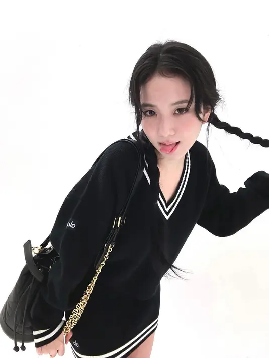 Pose imut Jisoo BLACKPINK dalam balutan set hoodie sweater hitam dengan mini skirtnya. Rambut panjangnya dibagi dua lalu dikepang semakin memberi kesan imut pada penampilannya. [Foto: Instagram/sooyaaa__]