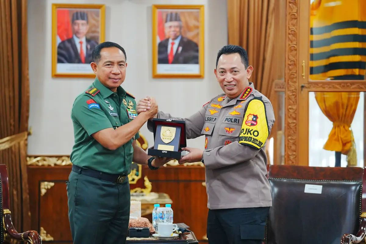 Kapolri Jenderal Listyo Sigit Prabowo saat menerima kunjungan atau Courtesy Call Panglima TNI Jenderal Agus Subiyanto di Mabes Polri, Jakarta Selatan, Selasa (5/12/2023). (Liputan6.com/Nanda Perdana Putra)