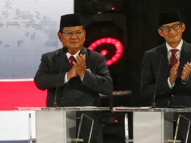 Capres dan Cawapres nomor urut 02 Prabowo Subianto-Sandiaga Uno bertepuk tangan saat mengikuti Debat Pilpres 2019 kelima di Jakarta, Sabtu (13/4). Debat kelima mengambil tema Ekonomi, Kesejahteraan Sosial, Keuangan dan Investasi. (Liputan6.com/Johan Tallo)