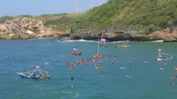 Upacara Unik di Samudra yang dilaksanakan di pantai Baron ini menjadi gelaran tahunan. Setiap tahun ratusan peserta mengikuti upacara ini.