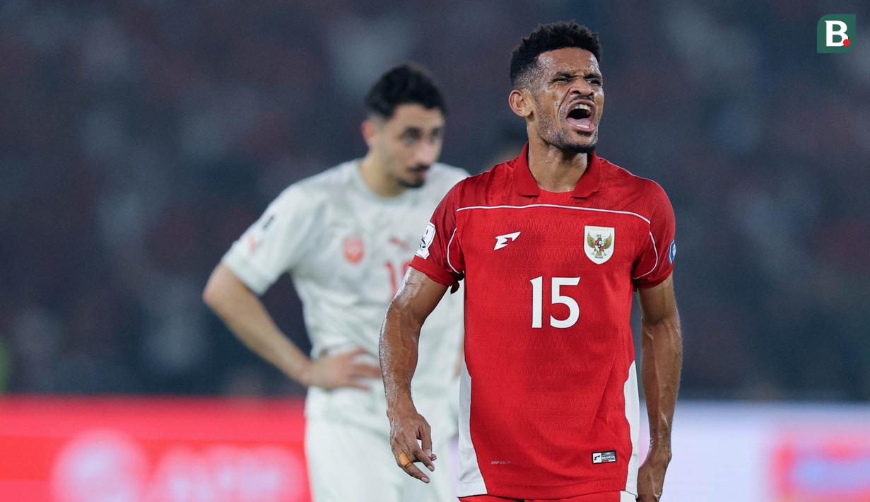 Pemain Timnas Indonesia, Ricky Kambuaya, merayakan kemenangan atas Bahrain pada laga kedelapan putaran ketiga Grup C kualifikasi Piala Dunia 2026 di Stadion Utama Gelora Bung Karno, Jakarta, Selasa (25/3/2025) malam WIB. (Bola.com/Abdul Aziz)