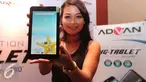 Model menunjukan tablet terbaru Advan i7 di Jakarta, Selasa (29/3). Tablet Advan i7 yang dilengkapi teknologi eye protection berupa nano optical film pertama yang diklaim bisa melindungi mata dari bahaya radiasi sinar biru. (Liputan6.com/Angga Yuniar)