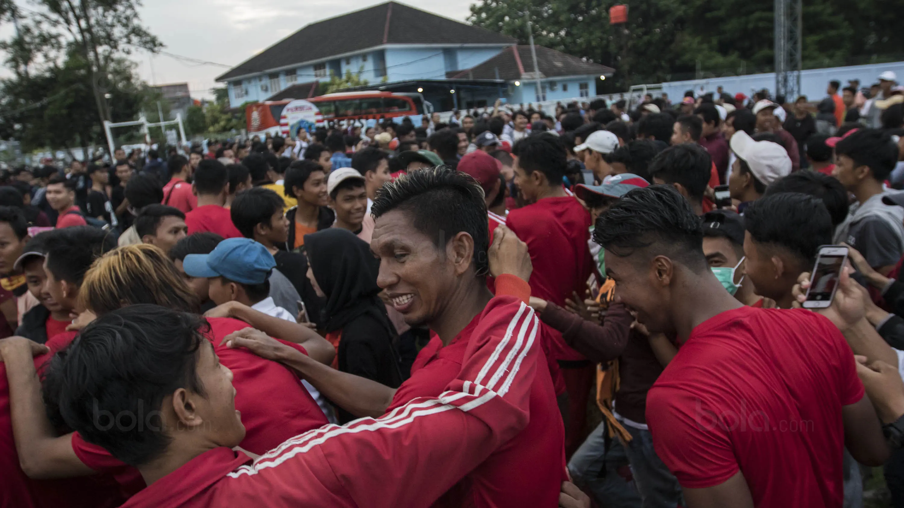 Bek anyar Persija, Valentino Telaubun, dikerubuti The Jakmania usai latihan perdana di Lapangan Sutasoma, Jakarta, Senin (18/12/2017). Valentino didatangkan Macan Kemayoran dari Barito Putera. (Bola.com/Vitalis Yogi Trisna)