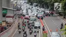 Kendaraan melintas dekat mobil pengemudi online yang menutup jalur lambat saat demonstrasi di kantor pusat Grab kawasan Kuningan, Jakarta, Senin (29/10). Aksi tersebut menyebabkan kemacaten dari arah Mampang menuju Menteng. (Liputan6.com/Faizal Fanani)