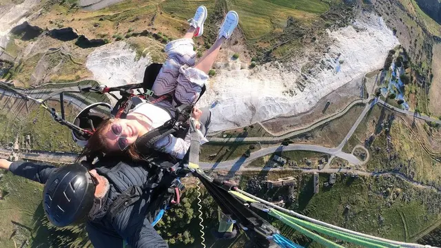 Prilly Latuconsina main paralayangan di Turki.