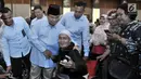Calon presiden nomor urut 02 Prabowo Subianto menyalami penyandang disabilitas saat menghadiri peringatan Hari Disabilitas Internasional ke-26 di Jakarta, Rabu (5/12). Acara ini dihadiri Komunitas Disabilitas Indonesia. (Merdeka.com/Iqbal Nugroho)
