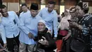 Calon presiden nomor urut 02 Prabowo Subianto menyalami penyandang disabilitas saat menghadiri peringatan Hari Disabilitas Internasional ke-26 di Jakarta, Rabu (5/12). Acara ini dihadiri Komunitas Disabilitas Indonesia. (Merdeka.com/Iqbal Nugroho)