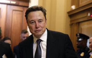 Elon Musk, CEO Tesla, Wakil Ketua Departemen Efisiensi Pemerintah (DOGE) yang baru diumumkan, tiba di Capitol Hill bersama putranya pada 05 Desember 2024 di Washington, DC. (Dok:&nbsp;Anna Moneymaker/AFP)