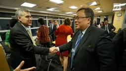 Menteri PPN / Kepala Bappenas Bambang Brodjonegoro berjabat tangan dengan anggota World Bank dan International Finance Corporation (IFC) di World Bank, Washington DC, Rabu (11/10). (Liputan6.com/Pool/Bappenas)