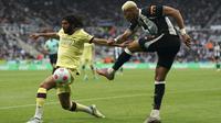Gelandang Arsenal, Mohamed Elneny berusaha menahan bola tendangan pemain Newcastle United, Joelinton selama pertandingan lanjutan Liga Inggris di St. James' Park, Newcastle upon Tyne, Inggris, Selasa (17/5/2022). Arsenal kalah dari Newcastle 2-0. (Owen Humphreys/PA via AP)